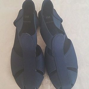 Simple summer sandals in navy size 6